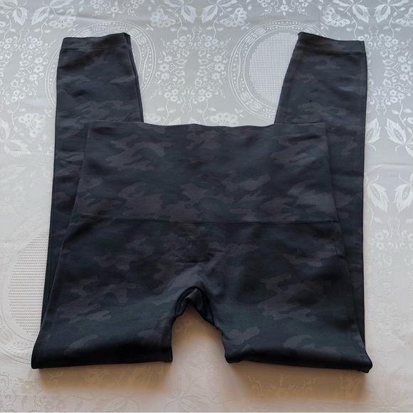 Spanx Olive Green Camouflage Compression Leggings Women’s Size 1X/1TG Acticewear - Picture 13 of 16